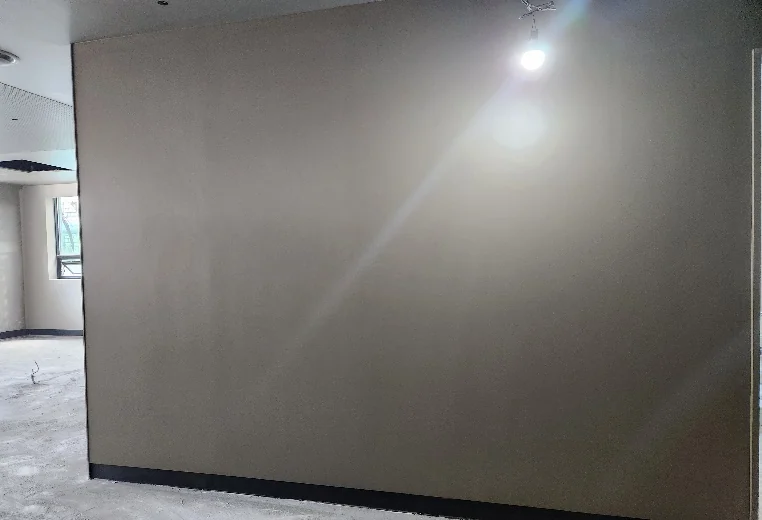 공사 점검 사진: 벽체 도장 작업